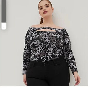 Torrid Lovesick Black and Gray Skeleton Camo Shirt Size 1X